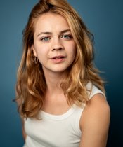 Portrait einer Frau mit weißem Oberteil