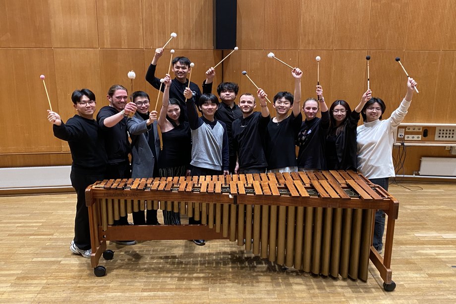 2026-01-14 Percussion in Concert Schlagzeugklasse hinter Marimba stehend