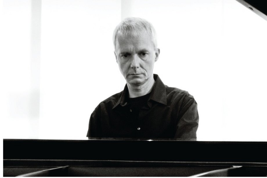 2026-03-08 Roland Vossebrecker Portrait of the artist at the grand piano