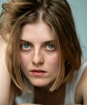 Portraitfoto von einer Frau mit blonden Haaren.