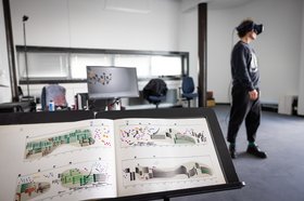 Computermusik_Foto Notenständer im Vordergrund und Person mit 3D-Bille im Hintergrund