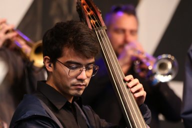 Foto von einem jungen Mann, der Kontrabass spielt