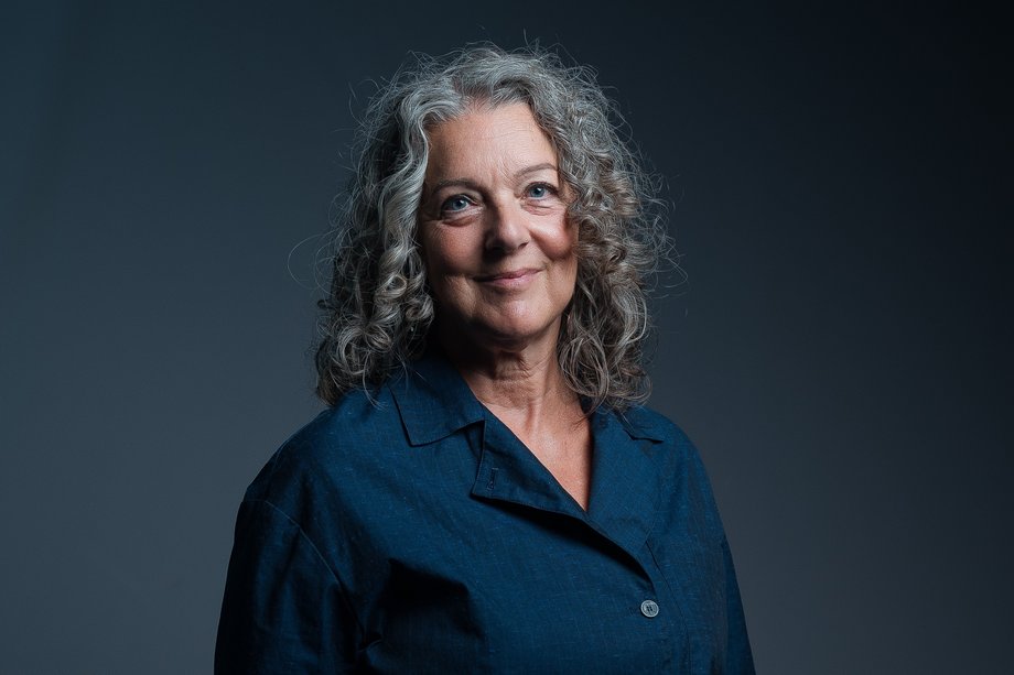 Susanne van Els Foto einer lächelnden Frau mit langen, lockigen Haaren