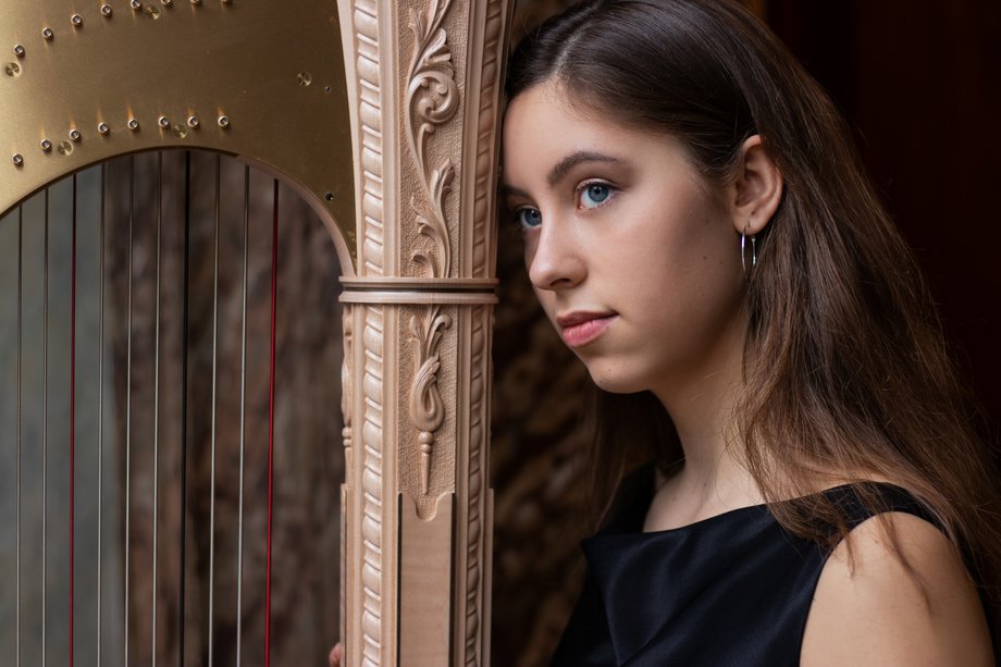 Dariia Ahapova Porträt der Harfenistin Dariaa Ahapova