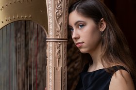 Dariia Ahapova Porträt der Harfenistin Dariaa Ahapova
