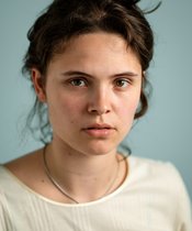 Portraitfoto von einer Frau mit braunen Haaren.