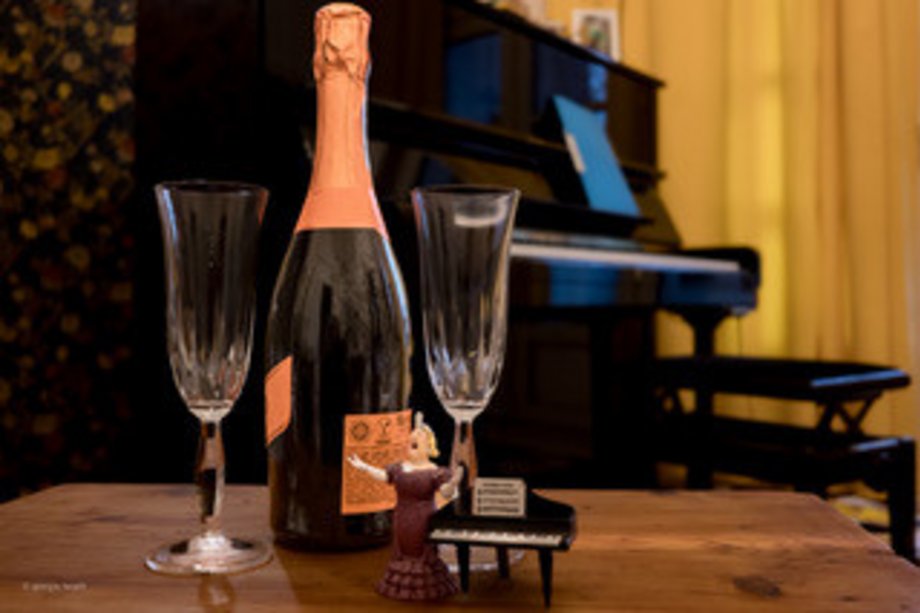 Prosit Neujahr! Sekt-Flasche mit zwei Gläsern