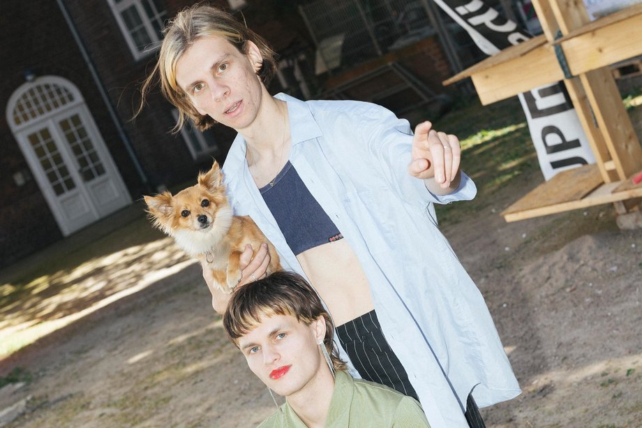 Regieabschluss 2025_Die verlorene Ehre Man and woman with small dog