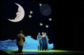 Zauberfflöte 1 Bühnenbild mit Mond, Sternen und 4 Darsteller:innen
