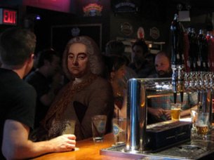 Händel im Pub Händel sitzt an einer Pub-Bar