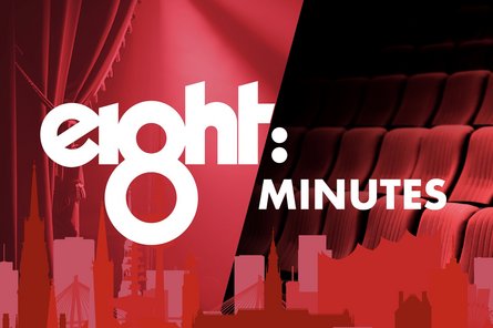 2026-05-24/25 eight minutes Logo von "eight minutes" auf rotem Hintergrund mit Hamburger Wahrzeichen