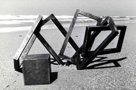 Ohne Titel (ca. 1970) von Dan Richter-Levin Stehlenskulptur am Strand