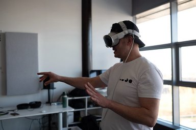 2026-02-25 ligeti zentrum@12MIN.ME im TEMPOWERK Person mit VR-Brille streckt die Arme tastend nach vorne