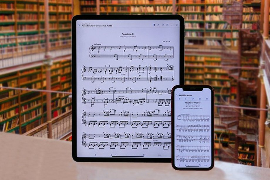 Tablet mit digitalen Noten vor Bibliothek