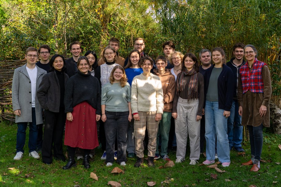 Gruppenfoto mit 20 Personen im Grünen bei Sonnenschein