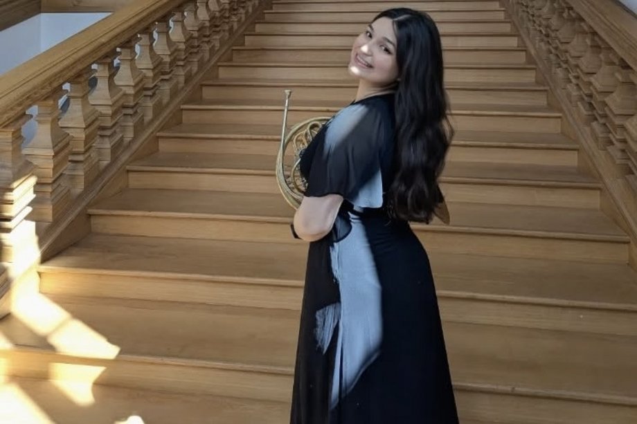 Roxana Mondragon Roxana Mondragon mit Horn auf eine Treppe