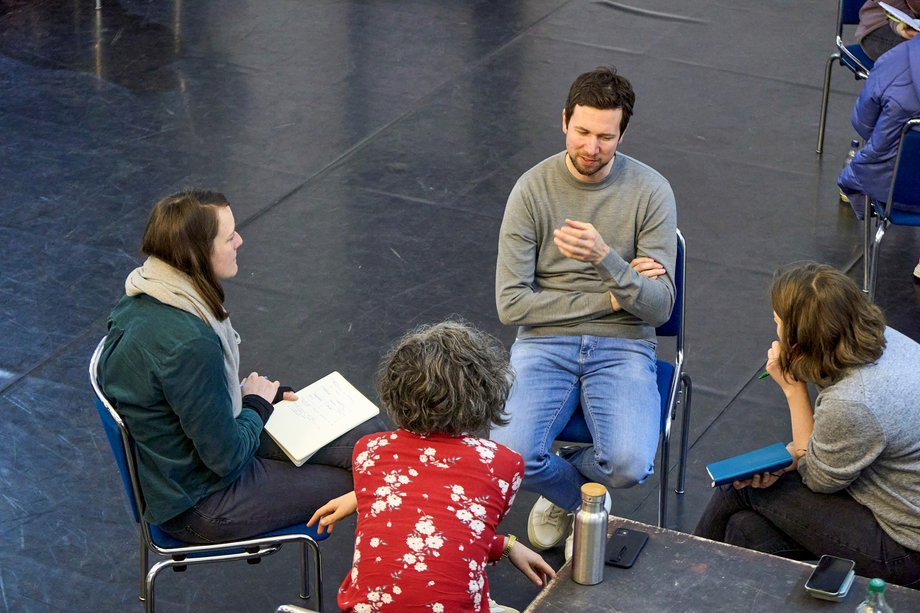 Cultural Leadership Vier Studierende sitzen im Kreis auf Stühlen und unterhalten sich