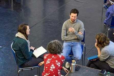 Cultural Leadership Vier Studierende sitzen im Kreis auf Stühlen und unterhalten sich