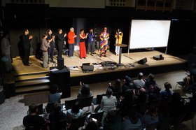 Bühnenbild mit Science-Slam-PerformerInnen
