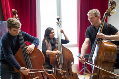 2 Personen, Kontrabassunterricht