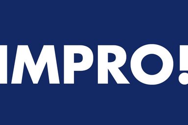 IMPRO! Text "IMPRO!" auf dunkelblauem Hintergrund