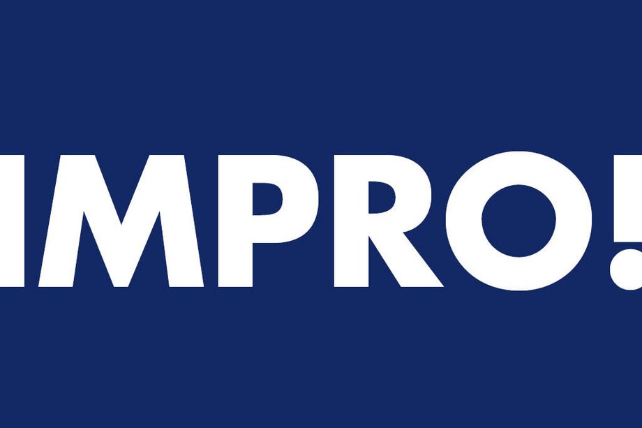 IMPRO! Text "IMPRO!" auf dunkelblauem Hintergrund