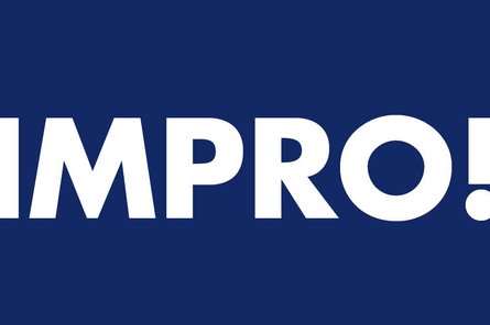 IMPRO! Text "IMPRO!" auf dunkelblauem Hintergrund