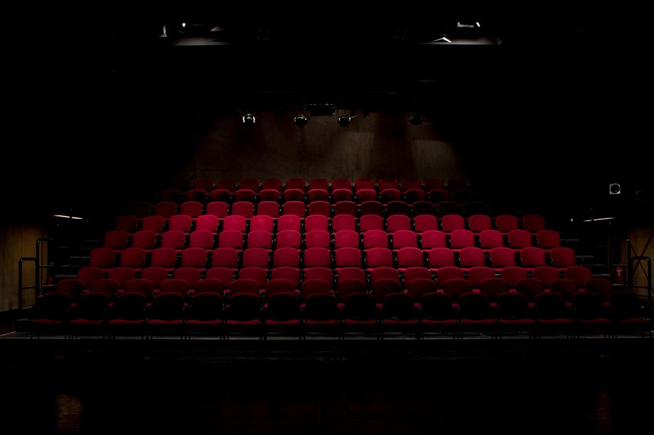 Blick auf rote, leere Theatersessel in einem Theatersaal