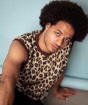 Portrait eines Mannes mit einem leoprint Oberteil