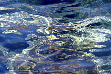 spiegelnde Wasseroberfläche mit leichten Wellen