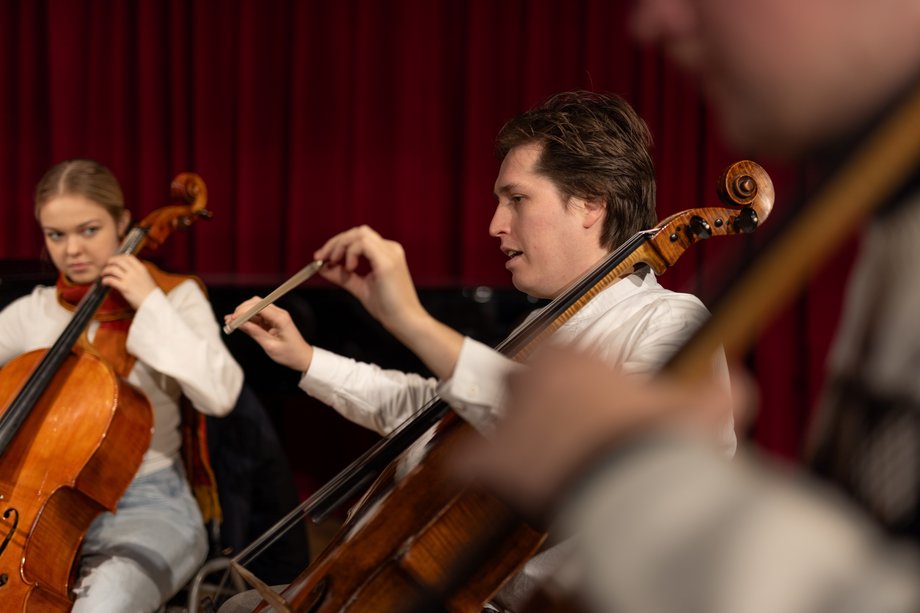 Person in Seitenansicht mit Cello