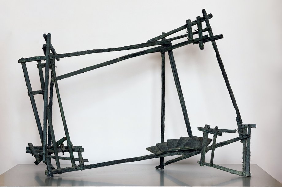 Dan Richter-Levin, Skulptur "Bühne der Erinnerung" abstrakte Skulptur aus schwarzen Metallstäben