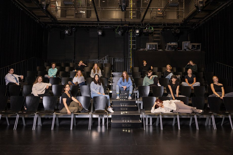 Lehramt Theater - Jahrgang 2024 Das Bild zeigt Studierende des Studiengangs Lehramt Theater.