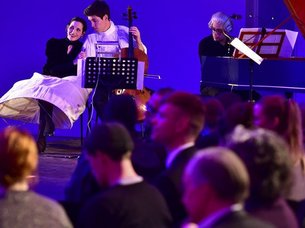 Is it real Drei Künstler:innen auf der Bühne