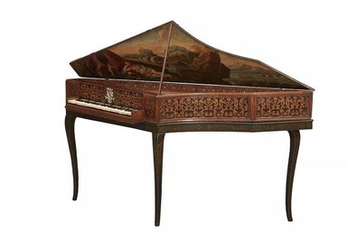 Spinett vor weißem Hintergrund