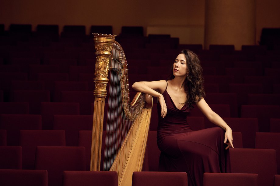 Luisa Gabrisch an der Harfe