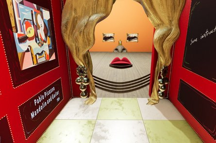 Moving Sound Picture Mae West Ausstellungsraum mit einer abstrakten Abbildung von Mae West