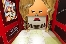 Ausstellungsraum mit einer abstrakten Abbildung von Mae West