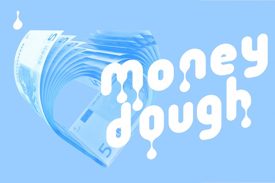 2025-09-26moneydough bläuliche Grafik mit Geldschein-Hintergrund, weißer Schriftzug "moneydough"