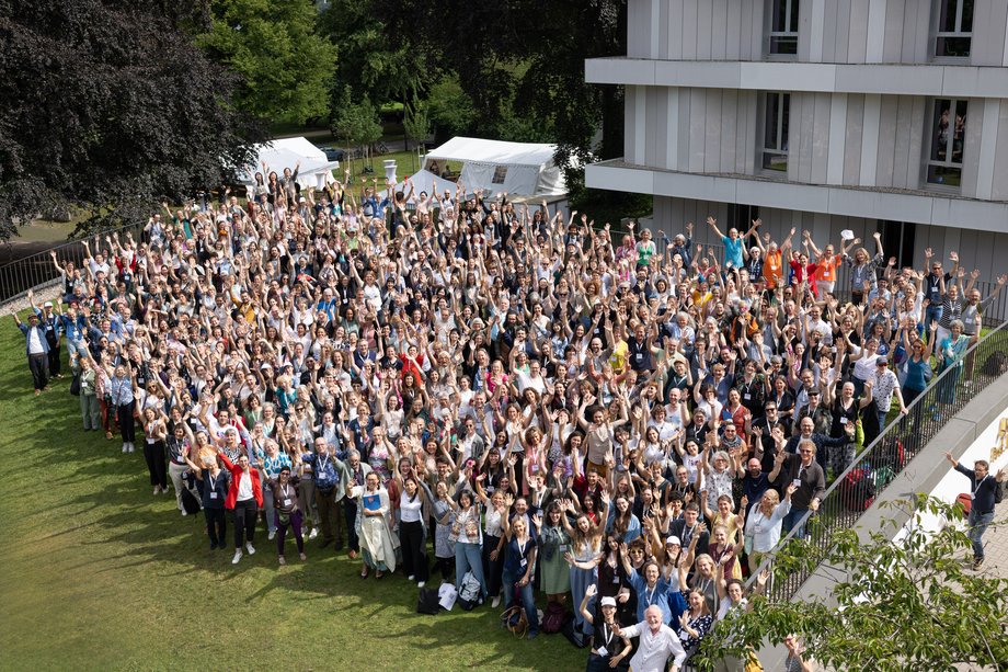 MT-Slider 3 Eine sehr große Gruppe von Menschen auf dem Rasen vor der HfMT