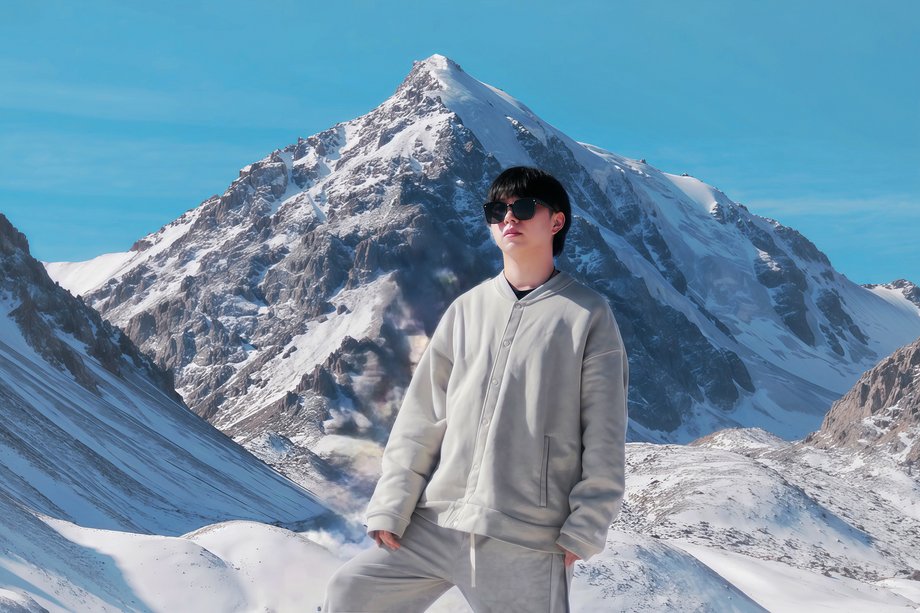 2025-06-16 Ruizhe Qiao Photo of a young man in front of white mountains