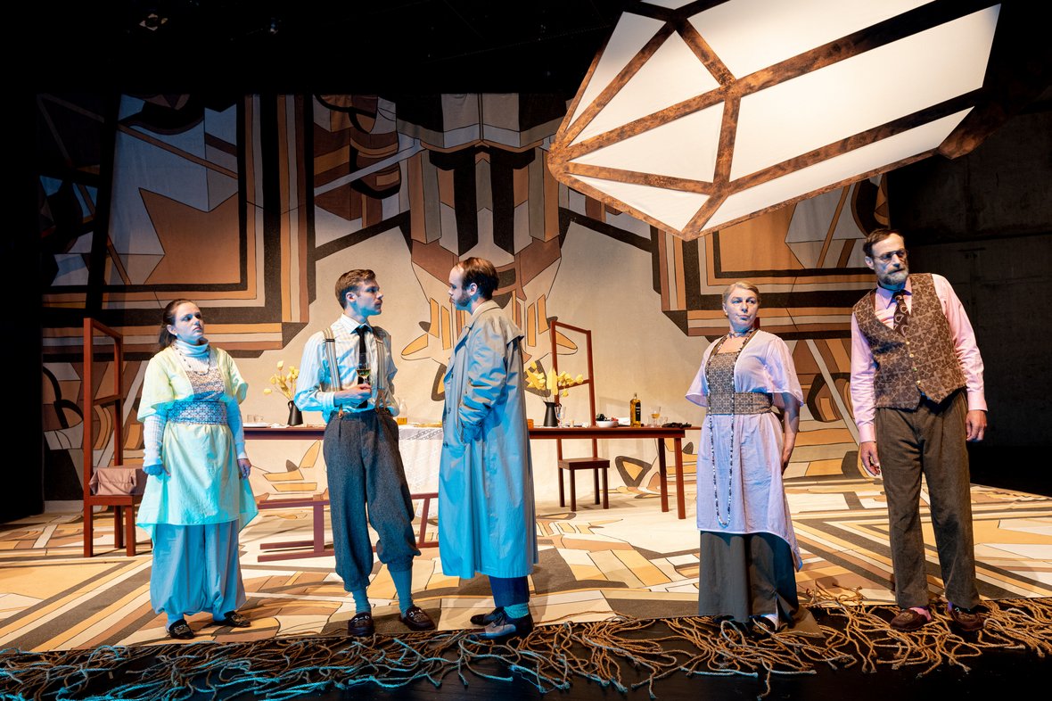 Ein Inspektor kommt (Regie: Kilian Prigge, 2023, Schauspielhaus) Fünf Personen im Gespräch.