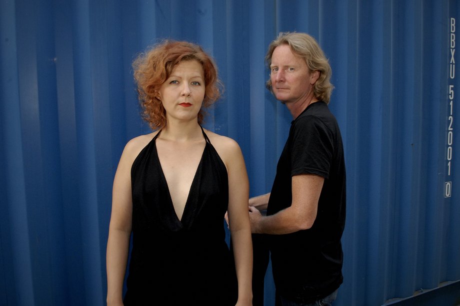2025-09-26 Frauke Aulbert & Gisbert Watty Photo of two people in front of a blue container