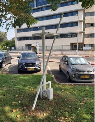 Skulptur ohne Titel (1976) von Dan Richter-Levin Stehlenskulptur neben parkenden Autos
