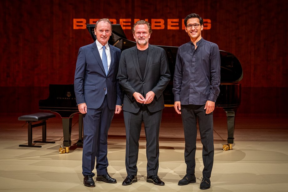 Berenberg-Preis 2025 Drei Männer stehen auf einer Bühne vor einem schwarzen Flügel