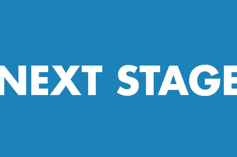 Next Stage Text "Next Stage" auf blauem Hintergrund