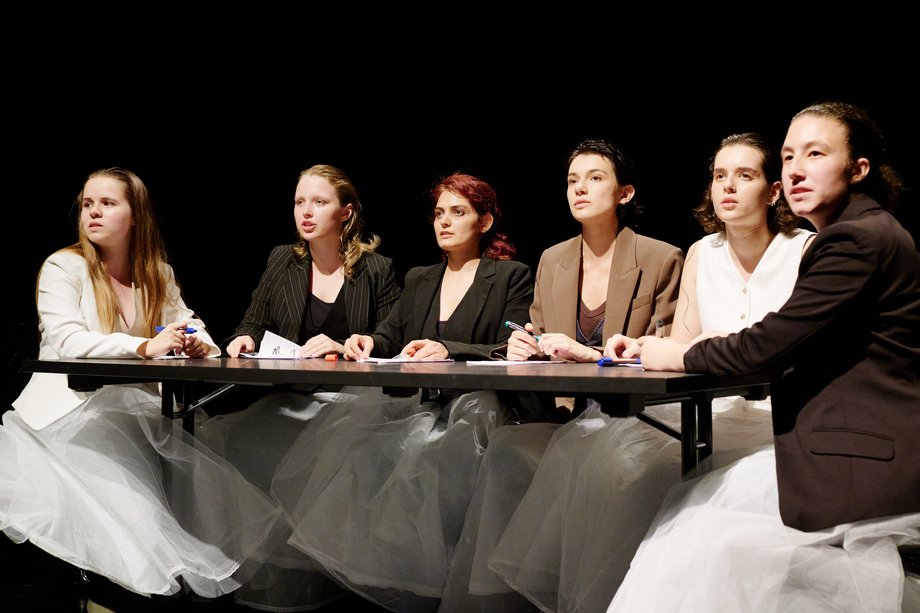 Alles noch im Rahmen (Semesterabschluss 2025, Lehramt Theater) Darstellerinnen sitzen um einen Tisch und blicken ins Publikum