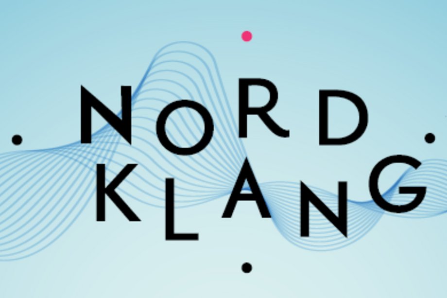 Geschwungener, schwarzer Schriftzug "NORDKLANG" auf hellblauem Hintergrund