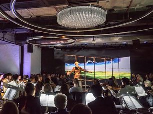 Inside Mahler Orchester mit Dirigent und Publikum